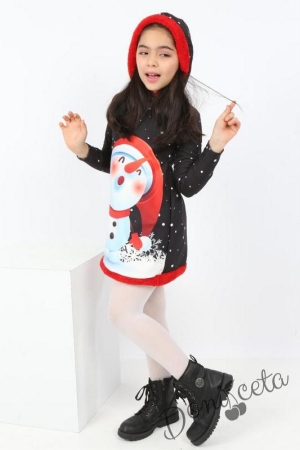 Коледна детска рокля в черно със снежен човек и качулка с червен пух по края