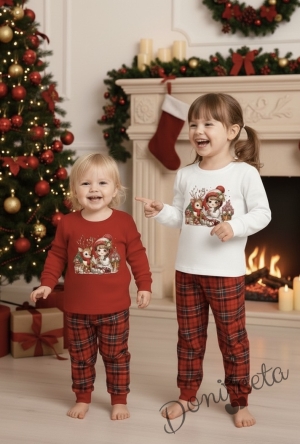 Коледна детска пижама Донър с горнище в бяло с коледни мотиви и долнище в червено каре Карена