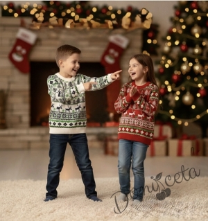 Детски коледен пуловер в червено с коледни мотиви и зелено с еленчета