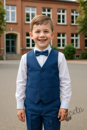Официален костюм в тъмносиньо за момче от 4 части-елек с един реда копчета, ризка в бяло, панталон и папийонка  от колекция Тъмносиняда