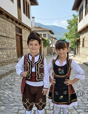 Детска народна носия за момче 77 с риза, потури и елек в кафяво, каре пояс, гети, торбичка  и калпак