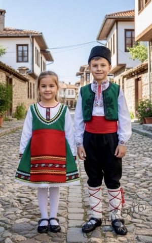 Дамска или детска народна носия 27-сукман в зелено и престилка с фолклорни/етно мотиви 