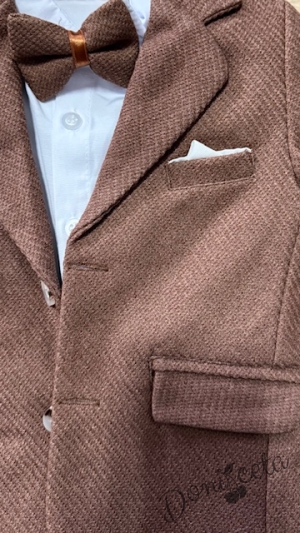 Спортно-елегантен официален плътен косюм за момче в кафяво от 4 части - сако, панталон, риза в бяло и папийонка