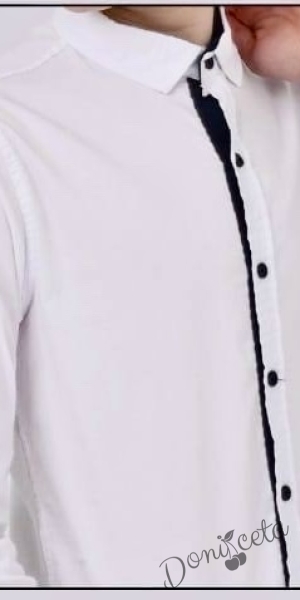 Детска риза в бяло с дълъг ръкав за момче с копчета в тъмносиньо