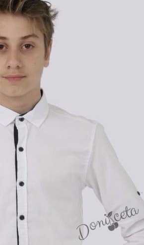 Детска риза в бяло с дълъг ръкав за момче с копчета в тъмносиньо