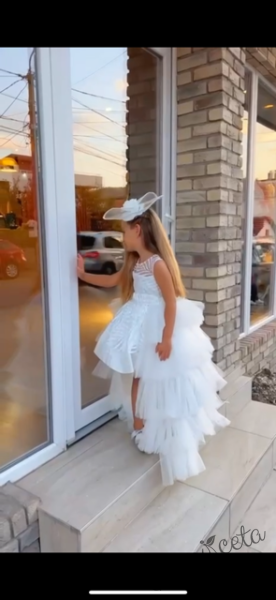 Официална детска рокля в бяло с шлейф на харбали Василиса с аксесоар за коса