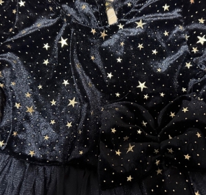 Детска рокля от плюш със звездички в златисто и тюл в черно с дълъг ръкав