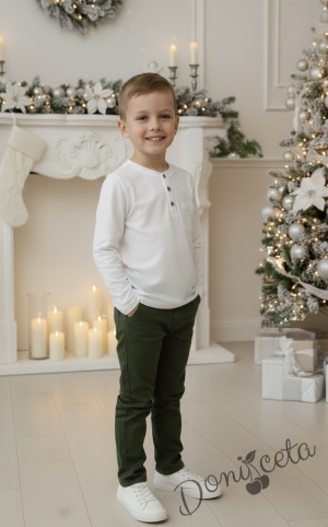  Комплект за момче от 2 части-блуза в бяло с копчета и панталон в зелено