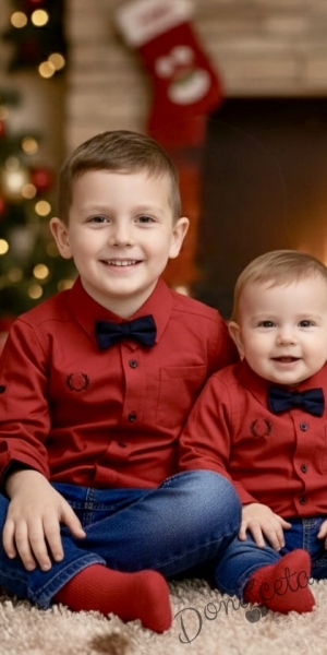 Комплект от риза в червено с папийонка  в тъмносиньо и дънки