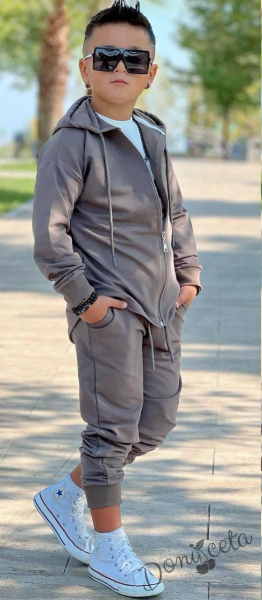 Детски спортен комплект за момче от 3 части- суитшърт в кафяво с връзки и надпис на гърба, блуза в бяло с надпис и долнище в кафяво 
