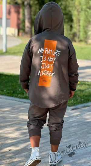 Детски спортен комплект за момче от 3 части- суитшърт в кафяво с връзки и надпис на гърба, блуза в бяло с надпис и долнище в кафяво 