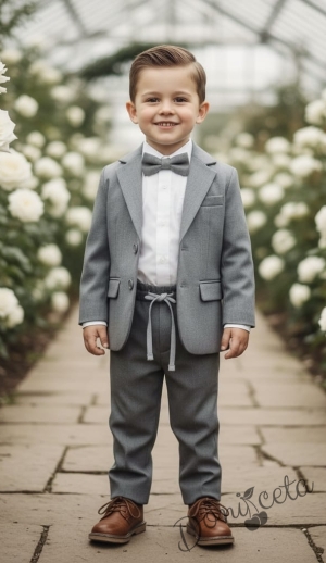 Спортно-елегантен костюм за момче от 4 части в сиво - риза в бяло, сако с джобове, панталон  с връзки и папийонка
