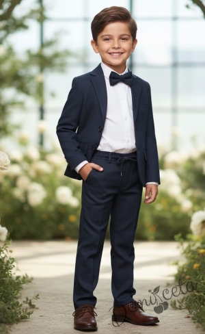 Спортно-елегантен костюм за момче от 4 части в тъмносиньо -риза в бяло, сако с джобове, панталон с връзки и папийонка