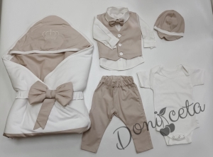 Луксозен бебешки комплект за изписване за момче с комплект с елек в бежово и бяло и портбебе