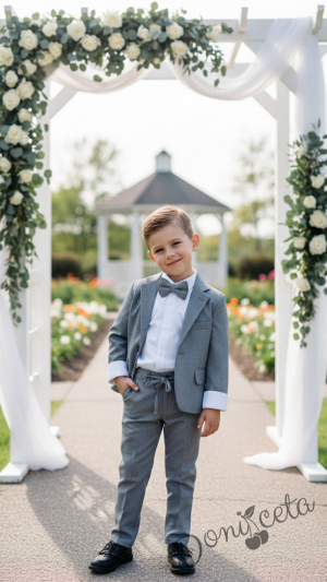 Спортно-елегантен костюм за момче в светло сиво от 4 части риза в бяло, сако с джобове, панталон  с връзки и папийонка 