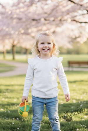 Детска бяла блуза с дълъг ръкав и къдрички на рамената и бието 