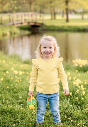 Детска блуза в жълто с дълъг ръкав и къдрички на рамената и бието 