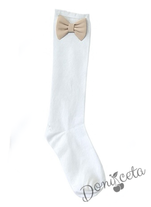 Комплект от 4 части-пола Тамара в бежово, риза с къс ръкав в бяло с къдрички, панделка в бежово и чорапи с панделка 3