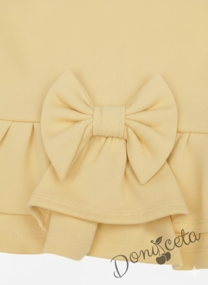 Комплект от пола Гери и сако в жълто, тениска в бяло с къс ръкав обкрайчена с жълто и чорапи с панделка