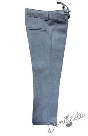 Спортно-елегантен комплект Тери за момче в светло сиво от 4 части риза в бяло, сако с джобове, панталон  с връзки и папийонка 