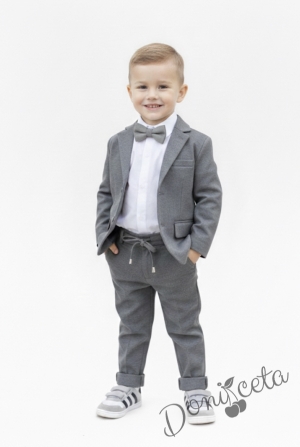 Спортно-елегантен комплект Тери за момче в светло сиво от 4 части риза в бяло, сако с джобове, панталон  с връзки и папийонка 