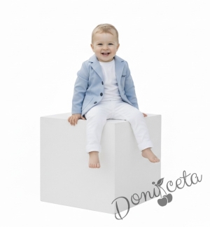 Комплект от детско сако трико за момче в светлосиньо с джобчета и панталон в бяло