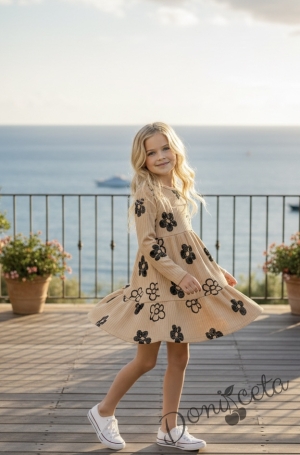 Рипсена детска рокля в бежово с дълъг ръкав и цветчета 