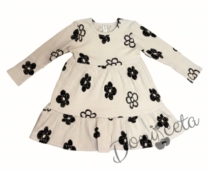 Рипсена детска рокля в бежово с дълъг ръкав и цветчета 