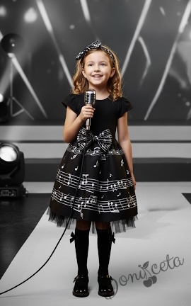 Детска рокля с къс ръкав в черно с къдрички на ръкавите и ноти и тюл в долната част