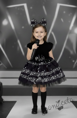 Детска рокля с къс ръкав в черно с къдрички на ръкавите и ноти и тюл в долната част