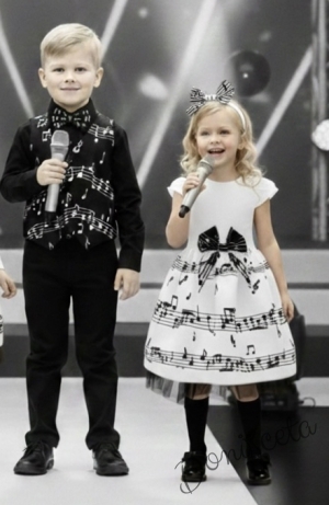 Детска рокля с къс ръкав в бяло с бяла долна част с ноти и тюл в черно