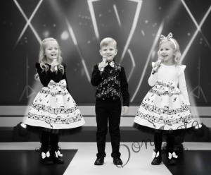 Елек за момче в черно и бяло с ноти и с папийонка в бяло с ноти