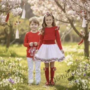 Комплект от детска блузка в червено и панталон в бяло