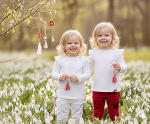 Детска бяла блуза с дълъг ръкав и къдрички на рамената и бието 