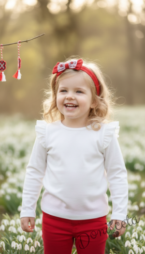 Комплект от детска блузка в бяло с къдрички на раменете и панталон в червено за момиче