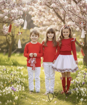 Комплект от детска блузка в червено и панталон в бяло за момче или момиче