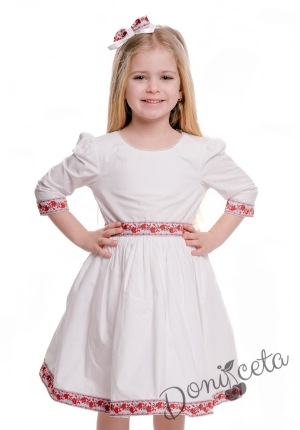 Детска рокля с дълъг ръкав в бяло с ширит с червени розички и фолклорни етно мотиви