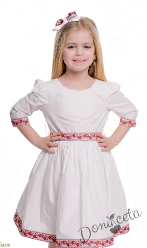 Детска рокля с дълъг ръкав в бяло с ширит с червени розички и фолклорни етно мотиви