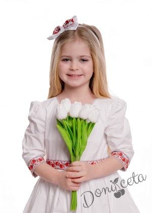 Детска рокля с дълъг ръкав в бяло с ширит с червени розички и фолклорни етно мотиви